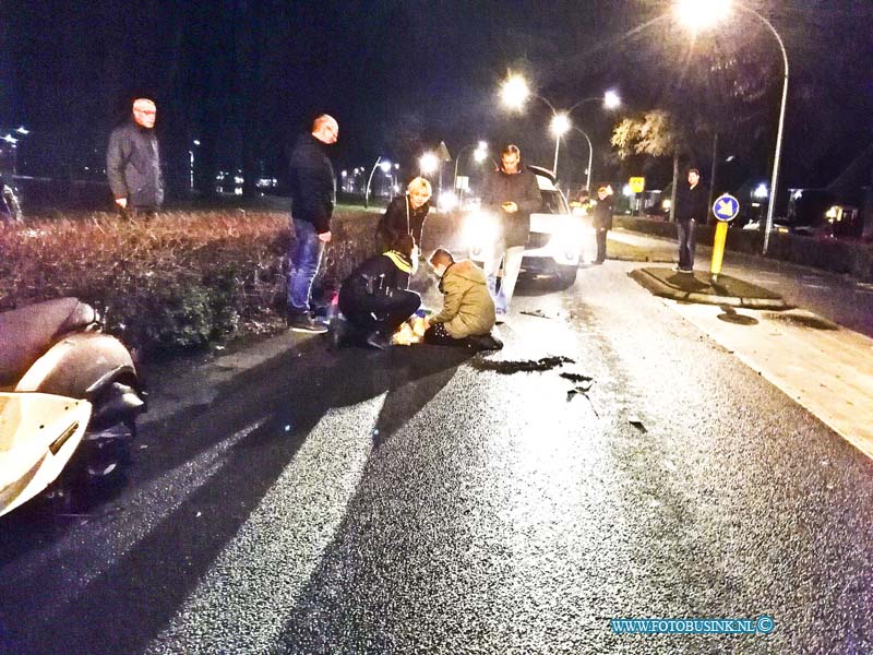 170130752.jpg - ZWIJNDRECHT - Op maandagavond 30 januari 2017 werden de hulpdiensten opgeroepen voor een aanrijding letsel aan de Burg. Pijlhogeweglaan in Zwijndrecht.Het 21-jarige slachtoffer was flink gewond geraakt nadat ze was aangereden met haar scooter tijdens het oversteken door een personenenauto en had diverse verwondingen op het gehele lichaam.Het slachtoffer is met spoed overgebracht naar een ziekenhuis.Omstanders verleende eerst hulp tot de hulpdiensten er waren.De politie heeft de toedracht van het ongeval onderzocht.Deze digitale foto blijft eigendom van FOTOPERSBURO BUSINK. Wij hanteren de voorwaarden van het N.V.F. en N.V.J. Gebruik van deze foto impliceert dat u bekend bent  en akkoord gaat met deze voorwaarden bij publicatie.EB/ETIENNE BUSINK