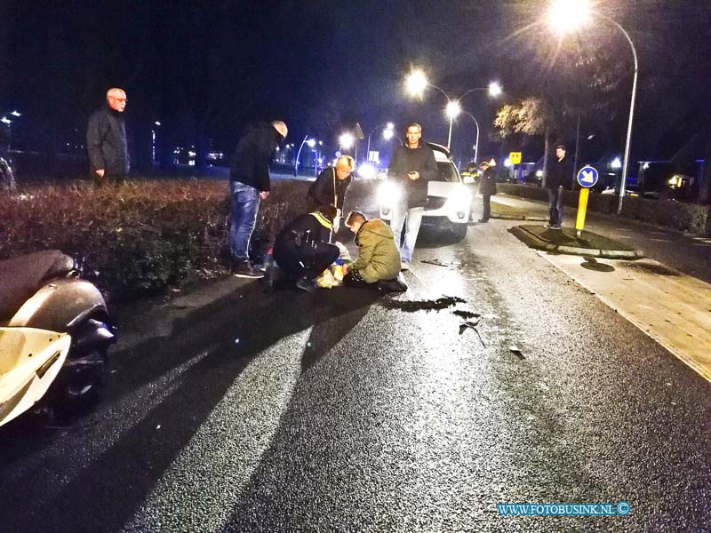 170130753.jpg - ZWIJNDRECHT - Op maandagavond 30 januari 2017 werden de hulpdiensten opgeroepen voor een aanrijding letsel aan de Burg. Pijlhogeweglaan in Zwijndrecht.Het 21-jarige slachtoffer was flink gewond geraakt nadat ze was aangereden met haar scooter tijdens het oversteken door een personenenauto en had diverse verwondingen op het gehele lichaam.Het slachtoffer is met spoed overgebracht naar een ziekenhuis.Omstanders verleende eerst hulp tot de hulpdiensten er waren.De politie heeft de toedracht van het ongeval onderzocht.Deze digitale foto blijft eigendom van FOTOPERSBURO BUSINK. Wij hanteren de voorwaarden van het N.V.F. en N.V.J. Gebruik van deze foto impliceert dat u bekend bent  en akkoord gaat met deze voorwaarden bij publicatie.EB/ETIENNE BUSINK