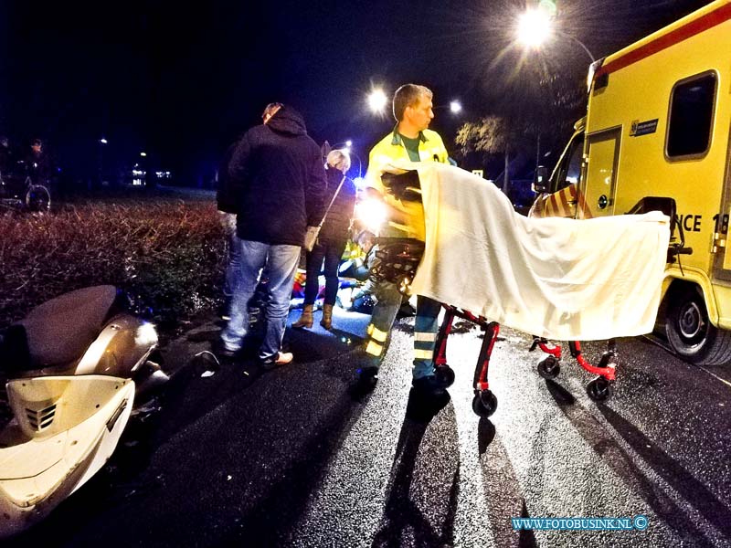 170130756.jpg - ZWIJNDRECHT - Op maandagavond 30 januari 2017 werden de hulpdiensten opgeroepen voor een aanrijding letsel aan de Burg. Pijlhogeweglaan in Zwijndrecht.Het 21-jarige slachtoffer was flink gewond geraakt nadat ze was aangereden met haar scooter tijdens het oversteken door een personenenauto en had diverse verwondingen op het gehele lichaam.Het slachtoffer is met spoed overgebracht naar een ziekenhuis.Omstanders verleende eerst hulp tot de hulpdiensten er waren.De politie heeft de toedracht van het ongeval onderzocht.Deze digitale foto blijft eigendom van FOTOPERSBURO BUSINK. Wij hanteren de voorwaarden van het N.V.F. en N.V.J. Gebruik van deze foto impliceert dat u bekend bent  en akkoord gaat met deze voorwaarden bij publicatie.EB/ETIENNE BUSINK