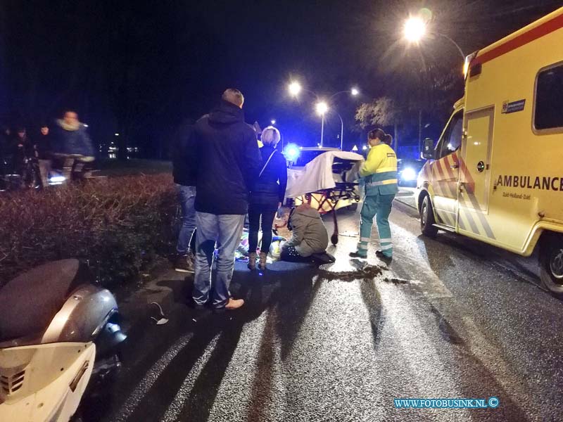 170130758.jpg - ZWIJNDRECHT - Op maandagavond 30 januari 2017 werden de hulpdiensten opgeroepen voor een aanrijding letsel aan de Burg. Pijlhogeweglaan in Zwijndrecht.Het 21-jarige slachtoffer was flink gewond geraakt nadat ze was aangereden met haar scooter tijdens het oversteken door een personenenauto en had diverse verwondingen op het gehele lichaam.Het slachtoffer is met spoed overgebracht naar een ziekenhuis.Omstanders verleende eerst hulp tot de hulpdiensten er waren.De politie heeft de toedracht van het ongeval onderzocht.Deze digitale foto blijft eigendom van FOTOPERSBURO BUSINK. Wij hanteren de voorwaarden van het N.V.F. en N.V.J. Gebruik van deze foto impliceert dat u bekend bent  en akkoord gaat met deze voorwaarden bij publicatie.EB/ETIENNE BUSINK