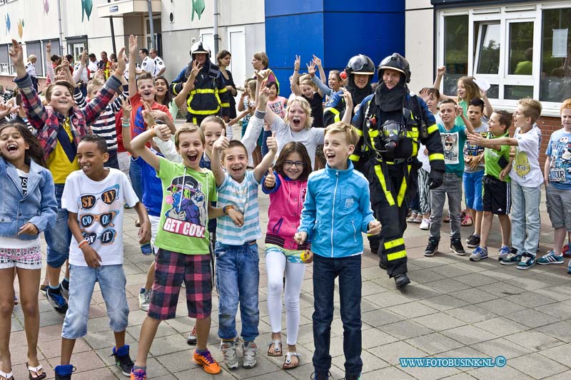 14070701.jpg - FOTOOPDRACHT:Dordrecht:07-07-2014:Bij een automatische brandmelding op de Chico mendesring op de Johan frisoschool werd opgeschaalt naar middel alarm, bij aan komst was er geen duidelijk oorzaak voor de brandmelding, de school was netje en volt ontruimd, het brandweer personeel werdt net als afgelopen zaterdag bij het winnen van het WK met gejuig ontvangen.Deze digitale foto blijft eigendom van FOTOPERSBURO BUSINK. Wij hanteren de voorwaarden van het N.V.F. en N.V.J. Gebruik van deze foto impliceert dat u bekend bent  en akkoord gaat met deze voorwaarden bij publicatie.EB/ETIENNE BUSINK