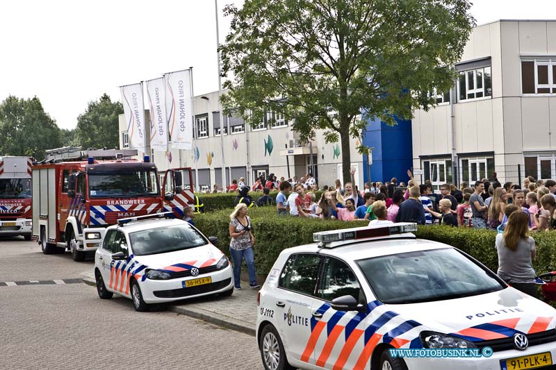 14070702.jpg - FOTOOPDRACHT:Dordrecht:07-07-2014:Bij een automatische brandmelding op de Chico mendesring op de Johan frisoschool werd opgeschaalt naar middel alarm, bij aan komst was er geen duidelijk oorzaak voor de brandmelding, de school was netje en volt ontruimd, het brandweer personeel werdt net als afgelopen zaterdag bij het winnen van het WK met gejuig ontvangen.Deze digitale foto blijft eigendom van FOTOPERSBURO BUSINK. Wij hanteren de voorwaarden van het N.V.F. en N.V.J. Gebruik van deze foto impliceert dat u bekend bent  en akkoord gaat met deze voorwaarden bij publicatie.EB/ETIENNE BUSINK