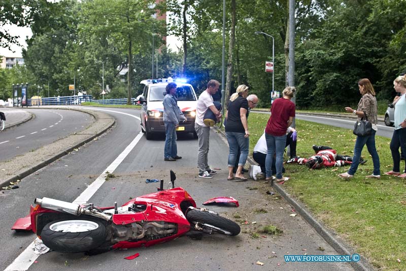 14070703.jpg - FOTOOPDRACHT:Dordrecht:07-07-2014: Op de Galileilaan is vanavond een motorrijder gevallen en dodelijk verongelijkt, het Ambulance personeel en Trauma Helikopter Team konden helaas voor het slachtoffer niks meer betekenen. De politie heeft we ge weg enkelen uren afgezet en er word technische onderzoek gedaan naar de toedracht van het ongevalDeze digitale foto blijft eigendom van FOTOPERSBURO BUSINK. Wij hanteren de voorwaarden van het N.V.F. en N.V.J. Gebruik van deze foto impliceert dat u bekend bent  en akkoord gaat met deze voorwaarden bij publicatie.EB/ETIENNE BUSINK