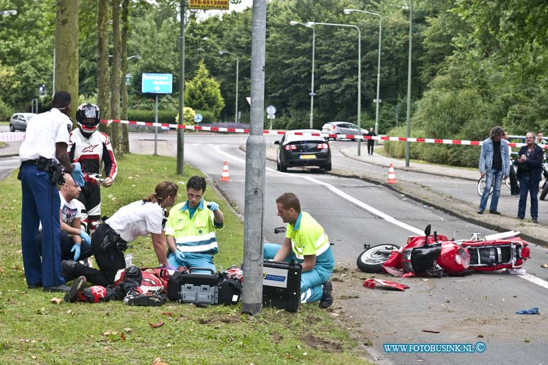 14070704.jpg - FOTOOPDRACHT:Dordrecht:07-07-2014: Op de Galileilaan is vanavond een motorrijder gevallen en dodelijk verongelijkt, het Ambulance personeel en Trauma Helikopter Team konden helaas voor het slachtoffer niks meer betekenen. De politie heeft we ge weg enkelen uren afgezet en er word technische onderzoek gedaan naar de toedracht van het ongevalDeze digitale foto blijft eigendom van FOTOPERSBURO BUSINK. Wij hanteren de voorwaarden van het N.V.F. en N.V.J. Gebruik van deze foto impliceert dat u bekend bent  en akkoord gaat met deze voorwaarden bij publicatie.EB/ETIENNE BUSINK