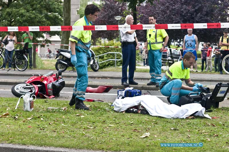 14070705.jpg - FOTOOPDRACHT:Dordrecht:07-07-2014: Op de Galileilaan is vanavond een motorrijder gevallen en dodelijk verongelijkt, het Ambulance personeel en Trauma Helikopter Team konden helaas voor het slachtoffer niks meer betekenen. De politie heeft we ge weg enkelen uren afgezet en er word technische onderzoek gedaan naar de toedracht van het ongevalDeze digitale foto blijft eigendom van FOTOPERSBURO BUSINK. Wij hanteren de voorwaarden van het N.V.F. en N.V.J. Gebruik van deze foto impliceert dat u bekend bent  en akkoord gaat met deze voorwaarden bij publicatie.EB/ETIENNE BUSINK