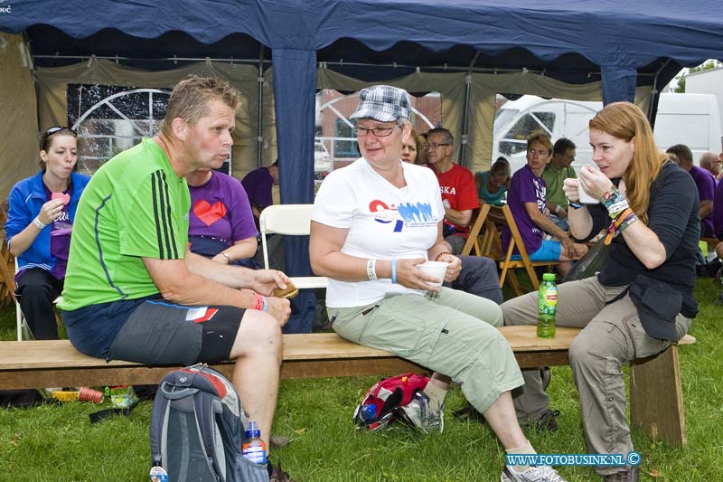 14071501.jpg - FOTOOPDRACHT:Elst:15-07-2014:Foto: moeder en dochter de Roo uit DordrechtRegiolopens van de Stichting Wandelsport Dordrecht, rusten uit bij de 2e rust post in Elst.Deze digitale foto blijft eigendom van FOTOPERSBURO BUSINK. Wij hanteren de voorwaarden van het N.V.F. en N.V.J. Gebruik van deze foto impliceert dat u bekend bent  en akkoord gaat met deze voorwaarden bij publicatie.EB/ETIENNE BUSINK