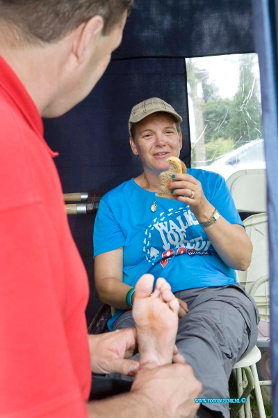 14071502.jpg - FOTOOPDRACHT:Elst:15-07-2014:Foto: Karla Sala-Cok uit Blekersgraaf word behandeld voor haar pijnlijke voeten .Regiolopens van de Stichting Wandelsport Dordrecht, rusten uit bij de 2e rust post in Elst.Deze digitale foto blijft eigendom van FOTOPERSBURO BUSINK. Wij hanteren de voorwaarden van het N.V.F. en N.V.J. Gebruik van deze foto impliceert dat u bekend bent  en akkoord gaat met deze voorwaarden bij publicatie.EB/ETIENNE BUSINK