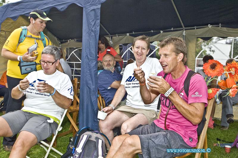 14071504.jpg - FOTOOPDRACHT:Elst:15-07-2014:Foto: Wandelaars van Nooit Gedacht uit Oud AlblasRegiolopens van de Stichting Wandelsport Dordrecht, rusten uit bij de 2e rust post in Elst.Deze digitale foto blijft eigendom van FOTOPERSBURO BUSINK. Wij hanteren de voorwaarden van het N.V.F. en N.V.J. Gebruik van deze foto impliceert dat u bekend bent  en akkoord gaat met deze voorwaarden bij publicatie.EB/ETIENNE BUSINK