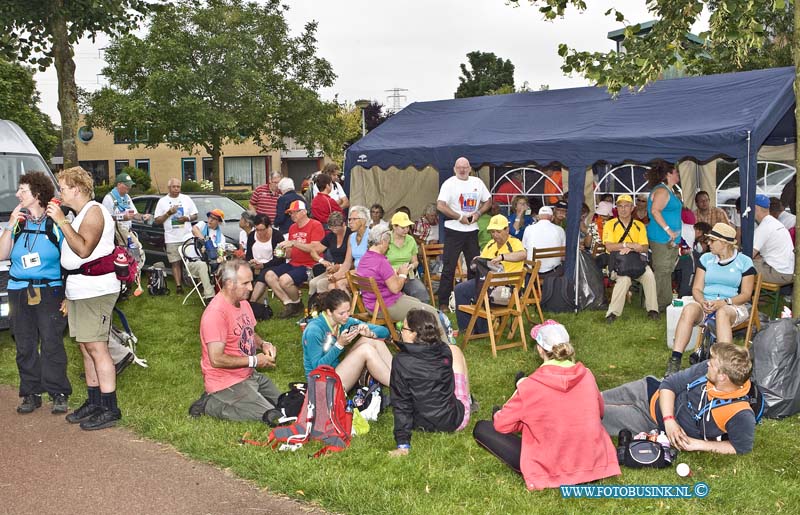 14071507.jpg - FOTOOPDRACHT:Elst:15-07-2014:Foto: Regiolopens van de Stichting Wandelsport Dordrecht, rusten uit bij de 2e rust post in Elst.Deze digitale foto blijft eigendom van FOTOPERSBURO BUSINK. Wij hanteren de voorwaarden van het N.V.F. en N.V.J. Gebruik van deze foto impliceert dat u bekend bent  en akkoord gaat met deze voorwaarden bij publicatie.EB/ETIENNE BUSINK