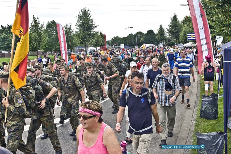 14071508.jpg - FOTOOPDRACHT:Elst:15-07-2014:Foto: Nijmeegsevierdaagse lopen door Elst. Zo'n beetje op de helft van de route.Deze digitale foto blijft eigendom van FOTOPERSBURO BUSINK. Wij hanteren de voorwaarden van het N.V.F. en N.V.J. Gebruik van deze foto impliceert dat u bekend bent  en akkoord gaat met deze voorwaarden bij publicatie.EB/ETIENNE BUSINK