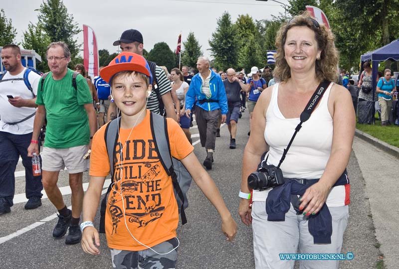 14071509.jpg - FOTOOPDRACHT:Elst:15-07-2014:Foto: De jongeste loper 12 jaar met zijn moeder Kevin Kiela uit Oud Alblas.Regiolopens van de Stichting Wandelsport Dordrecht, rusten uit bij de 2e rust post in Elst.Deze digitale foto blijft eigendom van FOTOPERSBURO BUSINK. Wij hanteren de voorwaarden van het N.V.F. en N.V.J. Gebruik van deze foto impliceert dat u bekend bent  en akkoord gaat met deze voorwaarden bij publicatie.EB/ETIENNE BUSINK