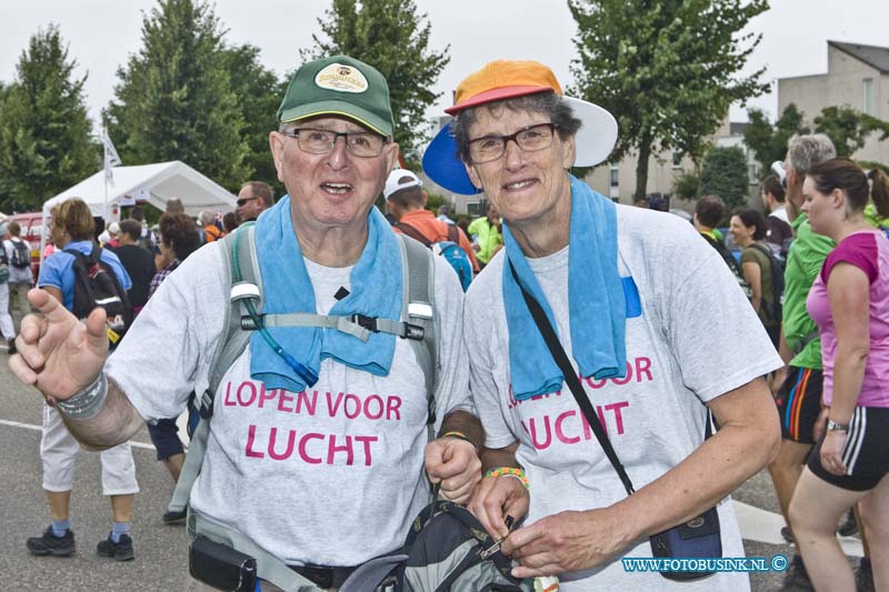 14071511.jpg - FOTOOPDRACHT:Elst:15-07-2014:Foto: Dickie en Wil Trumpie uit Dordrecht hebben er samen lol in hij loopt voor de 11 keer zie voor de 4e keer. Regiolopens van de Stichting Wandelsport Dordrecht, rusten uit bij de 2e rust post in Elst.Deze digitale foto blijft eigendom van FOTOPERSBURO BUSINK. Wij hanteren de voorwaarden van het N.V.F. en N.V.J. Gebruik van deze foto impliceert dat u bekend bent  en akkoord gaat met deze voorwaarden bij publicatie.EB/ETIENNE BUSINK