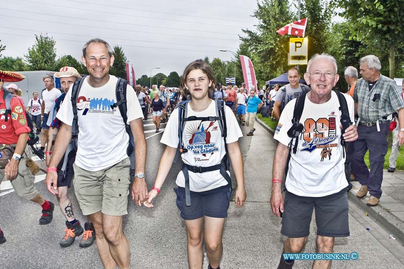 14071512.jpg - FOTOOPDRACHT:Elst:15-07-2014:Foto: 3 generaties op rij Opa en Kleindochter en Vader Molendijk uit Zwijndrecht.Regiolopens van de Stichting Wandelsport Dordrecht, rusten uit bij de 2e rust post in Elst.Deze digitale foto blijft eigendom van FOTOPERSBURO BUSINK. Wij hanteren de voorwaarden van het N.V.F. en N.V.J. Gebruik van deze foto impliceert dat u bekend bent  en akkoord gaat met deze voorwaarden bij publicatie.EB/ETIENNE BUSINK