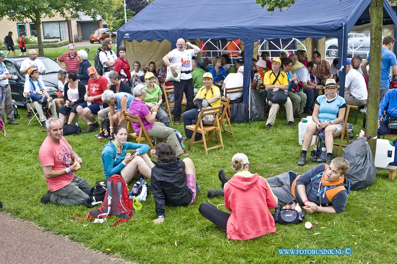 14071513.jpg - FOTOOPDRACHT:Elst:15-07-2014:Foto: Regiolopens van de Stichting Wandelsport Dordrecht, rusten uit bij de 2e rust post in Elst.Deze digitale foto blijft eigendom van FOTOPERSBURO BUSINK. Wij hanteren de voorwaarden van het N.V.F. en N.V.J. Gebruik van deze foto impliceert dat u bekend bent  en akkoord gaat met deze voorwaarden bij publicatie.EB/ETIENNE BUSINK