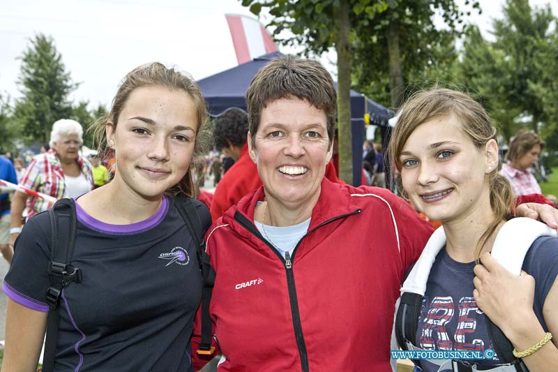 14071514.jpg - FOTOOPDRACHT:Elst:15-07-2014:Foto: moeder en dochters 13 en 14 jaar Fam van der Meiden uit Oud Alblas.Regiolopens van de Stichting Wandelsport Dordrecht, rusten uit bij de 2e rust post in Elst.Deze digitale foto blijft eigendom van FOTOPERSBURO BUSINK. Wij hanteren de voorwaarden van het N.V.F. en N.V.J. Gebruik van deze foto impliceert dat u bekend bent  en akkoord gaat met deze voorwaarden bij publicatie.EB/ETIENNE BUSINK