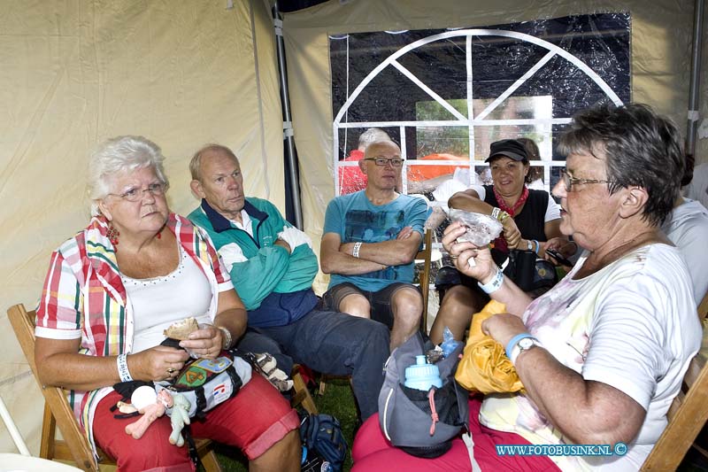 14071516.jpg - FOTOOPDRACHT:Elst:15-07-2014:Foto: Wandelaars van Nooit Gedacht wandelvereneging uit Oud Alblas de damens komen uit Nieuw LekkerlandRegiolopens van de Stichting Wandelsport Dordrecht, rusten uit bij de 2e rust post in Elst.Deze digitale foto blijft eigendom van FOTOPERSBURO BUSINK. Wij hanteren de voorwaarden van het N.V.F. en N.V.J. Gebruik van deze foto impliceert dat u bekend bent  en akkoord gaat met deze voorwaarden bij publicatie.EB/ETIENNE BUSINK