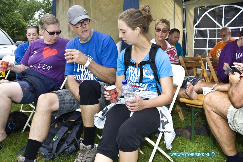 14071518.jpg - FOTOOPDRACHT:Elst:15-07-2014:Foto: Vader en Dochter Stuurman uit DordrechtRegiolopens van de Stichting Wandelsport Dordrecht, rusten uit bij de 2e rust post in Elst.Deze digitale foto blijft eigendom van FOTOPERSBURO BUSINK. Wij hanteren de voorwaarden van het N.V.F. en N.V.J. Gebruik van deze foto impliceert dat u bekend bent  en akkoord gaat met deze voorwaarden bij publicatie.EB/ETIENNE BUSINK