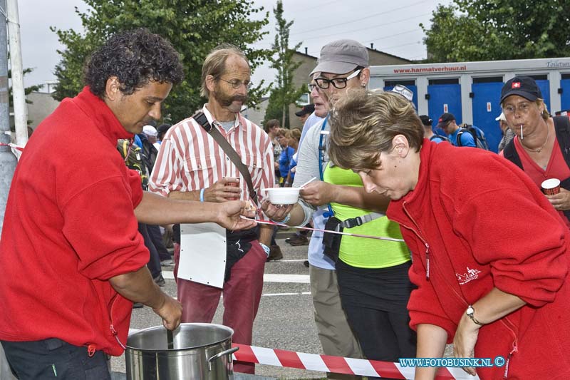 14071519.jpg - FOTOOPDRACHT:Elst:15-07-2014:Foto: Lekker wachten op een bakkie soep wandelaars uit Dordrecht Stichting Wandelsport Dordrecht, rusten uit bij de 2e rust post in Elst.Deze digitale foto blijft eigendom van FOTOPERSBURO BUSINK. Wij hanteren de voorwaarden van het N.V.F. en N.V.J. Gebruik van deze foto impliceert dat u bekend bent  en akkoord gaat met deze voorwaarden bij publicatie.EB/ETIENNE BUSINK