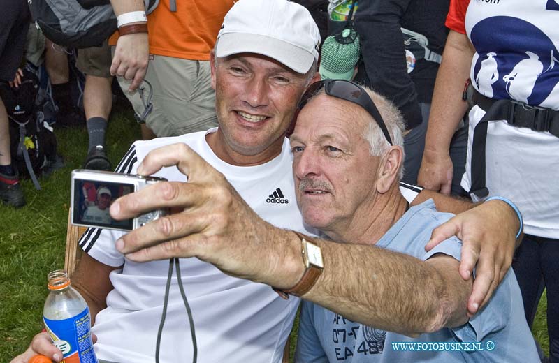 14071520.jpg - FOTOOPDRACHT:Elst:15-07-2014:Foto: Effen een Selfie maken dachten Henk Lodder uit Alblasserdam en Teun van Wingeren Hendrik ido Ambacht.Regiolopens van de Stichting Wandelsport Dordrecht, rusten uit bij de 2e rust post in Elst.Deze digitale foto blijft eigendom van FOTOPERSBURO BUSINK. Wij hanteren de voorwaarden van het N.V.F. en N.V.J. Gebruik van deze foto impliceert dat u bekend bent  en akkoord gaat met deze voorwaarden bij publicatie.EB/ETIENNE BUSINK