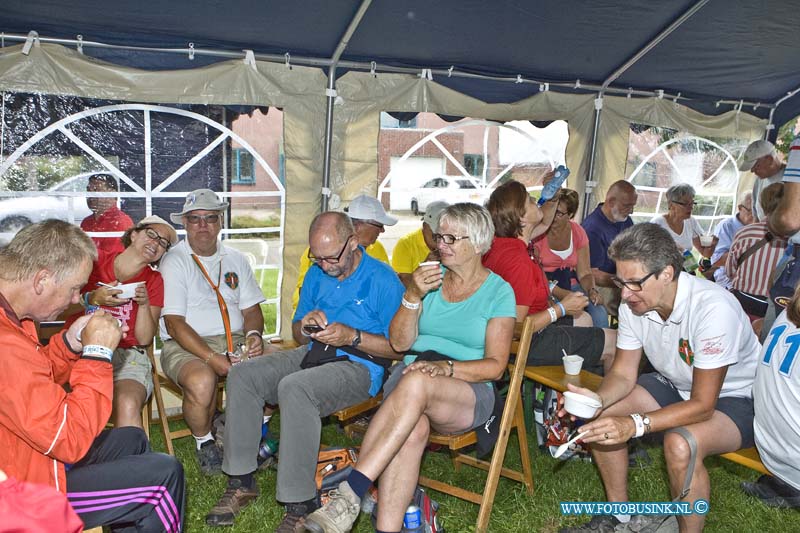 14071521.jpg - FOTOOPDRACHT:Elst:15-07-2014:Foto: Regiolopens van de Stichting Wandelsport Dordrecht, rusten uit bij de 2e rust post in Elst.Deze digitale foto blijft eigendom van FOTOPERSBURO BUSINK. Wij hanteren de voorwaarden van het N.V.F. en N.V.J. Gebruik van deze foto impliceert dat u bekend bent  en akkoord gaat met deze voorwaarden bij publicatie.EB/ETIENNE BUSINK