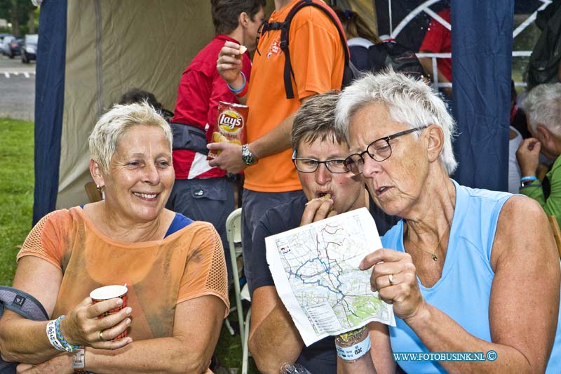 14071522.jpg - FOTOOPDRACHT:Elst:15-07-2014:Foto: Regiolopens van de Stichting Wandelsport Dordrecht, rusten uit bij de 2e rust post in Elst.Deze digitale foto blijft eigendom van FOTOPERSBURO BUSINK. Wij hanteren de voorwaarden van het N.V.F. en N.V.J. Gebruik van deze foto impliceert dat u bekend bent  en akkoord gaat met deze voorwaarden bij publicatie.EB/ETIENNE BUSINK