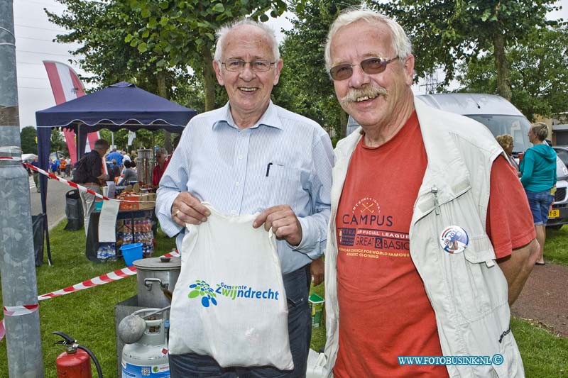 14071523.jpg - FOTOOPDRACHT:Elst:15-07-2014:Foto: Regiolopens van de Stichting Wandelsport Dordrecht, rusten uit bij de 2e rust post in Elst.Deze digitale foto blijft eigendom van FOTOPERSBURO BUSINK. Wij hanteren de voorwaarden van het N.V.F. en N.V.J. Gebruik van deze foto impliceert dat u bekend bent  en akkoord gaat met deze voorwaarden bij publicatie.EB/ETIENNE BUSINK