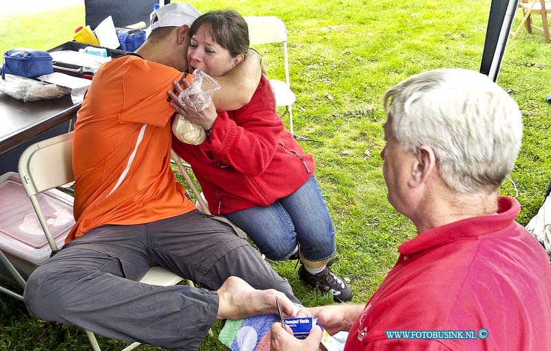 14071524.jpg - FOTOOPDRACHT:Elst:15-07-2014:Foto: Blaren Door geprikt Wouter Bonzet Uit Papendrecht.Regiolopens van de Stichting Wandelsport Dordrecht, rusten uit bij de 2e rust post in Elst.Deze digitale foto blijft eigendom van FOTOPERSBURO BUSINK. Wij hanteren de voorwaarden van het N.V.F. en N.V.J. Gebruik van deze foto impliceert dat u bekend bent  en akkoord gaat met deze voorwaarden bij publicatie.EB/ETIENNE BUSINK