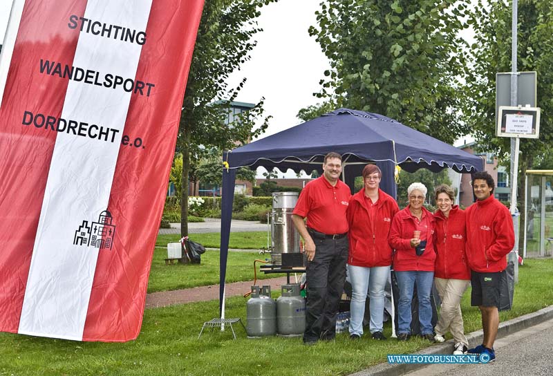 14071525.jpg - FOTOOPDRACHT:Elst:15-07-2014:Foto:De medewerkers van de Stichting Wandelsport Dordrecht bij de 2e rust post in Elst.Deze digitale foto blijft eigendom van FOTOPERSBURO BUSINK. Wij hanteren de voorwaarden van het N.V.F. en N.V.J. Gebruik van deze foto impliceert dat u bekend bent  en akkoord gaat met deze voorwaarden bij publicatie.EB/ETIENNE BUSINK