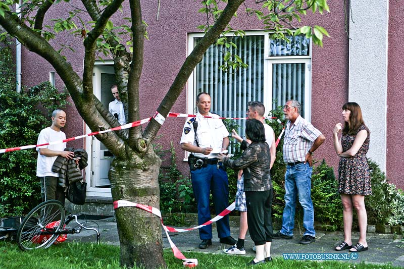 14071703.jpg - FOTOOPDRACHT:Dordrecht:17-07-2014:Kind uit raam gevallen in de wouwstraart in de wijk vogelbuurt de trauma helikopter verleende bij stand. Veel buurt bewoners waren getuige van het ongeval.   Deze digitale foto blijft eigendom van FOTOPERSBURO BUSINK. Wij hanteren de voorwaarden van het N.V.F. en N.V.J. Gebruik van deze foto impliceert dat u bekend bent  en akkoord gaat met deze voorwaarden bij publicatie.EB/ETIENNE BUSINK