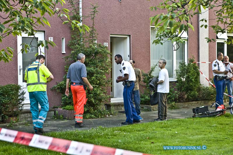 14071705.jpg - FOTOOPDRACHT:Dordrecht:17-07-2014:Kind uit raam gevallen in de wouwstraart in de wijk vogelbuurt de trauma helikopter verleende bij stand. Veel buurt bewoners waren getuige van het ongeval.   Deze digitale foto blijft eigendom van FOTOPERSBURO BUSINK. Wij hanteren de voorwaarden van het N.V.F. en N.V.J. Gebruik van deze foto impliceert dat u bekend bent  en akkoord gaat met deze voorwaarden bij publicatie.EB/ETIENNE BUSINK