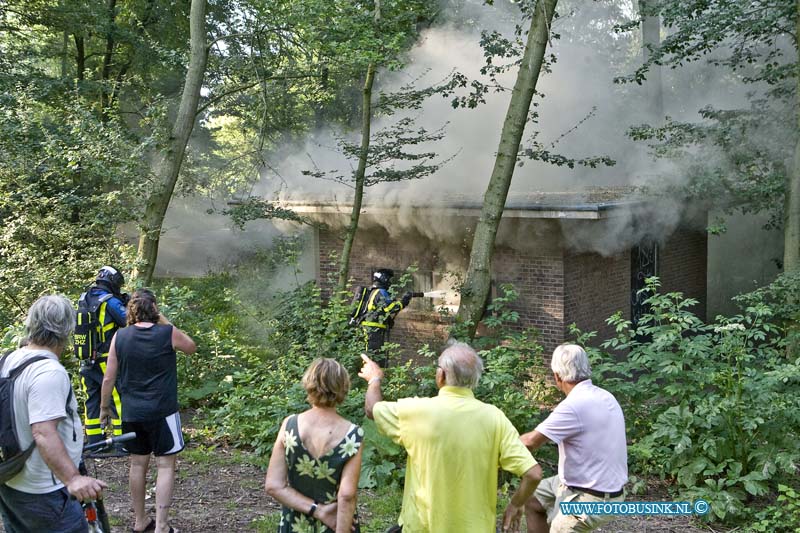 14071801.jpg - FOTOOPDRACHT:Dordrecht:18-07-2014:  Bij een flinke binnenbrand in een huis dat in het Wantijpark staat is de brandweer lange tijd bezig geweest om het te blussen de toegang tot het huis was ernstig bemoeilijkt door zwaar beveiligde deuren en hoop rommel at in het huisje stond, over de toedracht van de brand is nog niets te zeggen, mede als waar het huisje voor werd gebruikt.  Deze digitale foto blijft eigendom van FOTOPERSBURO BUSINK. Wij hanteren de voorwaarden van het N.V.F. en N.V.J. Gebruik van deze foto impliceert dat u bekend bent  en akkoord gaat met deze voorwaarden bij publicatie.EB/ETIENNE BUSINK