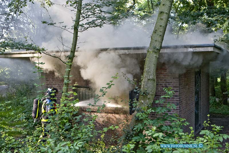 14071802.jpg - FOTOOPDRACHT:Dordrecht:18-07-2014:  Bij een flinke binnenbrand in een huis dat in het Wantijpark staat is de brandweer lange tijd bezig geweest om het te blussen de toegang tot het huis was ernstig bemoeilijkt door zwaar beveiligde deuren en hoop rommel at in het huisje stond, over de toedracht van de brand is nog niets te zeggen, mede als waar het huisje voor werd gebruikt.  Deze digitale foto blijft eigendom van FOTOPERSBURO BUSINK. Wij hanteren de voorwaarden van het N.V.F. en N.V.J. Gebruik van deze foto impliceert dat u bekend bent  en akkoord gaat met deze voorwaarden bij publicatie.EB/ETIENNE BUSINK