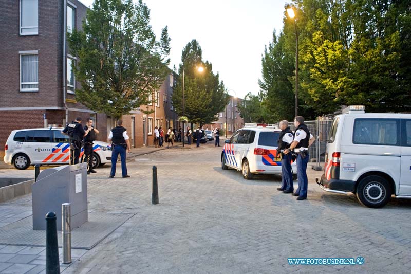 14071803.jpg - FOTOOPDRACHT:Dordrecht:17-07-2014:  Rond 22 uur vanavond werd er melding gemaakt van Schiet incident met gewonden op de lijnbaan in Dordrecht, een Ambulance en Trauma helikopter werden opgeroepen en 10 politie wagen rukte uit. Politie uitgerukt voor een melding van een schietpartij op de lijnbaan Dordrecht. Lijkt een valse melding door een verwarde man. De ambulance en trauma helikopter stonden te wachten op de groenedijk ivm met het gevaar.  Deze digitale foto blijft eigendom van FOTOPERSBURO BUSINK. Wij hanteren de voorwaarden van het N.V.F. en N.V.J. Gebruik van deze foto impliceert dat u bekend bent  en akkoord gaat met deze voorwaarden bij publicatie.EB/ETIENNE BUSINK