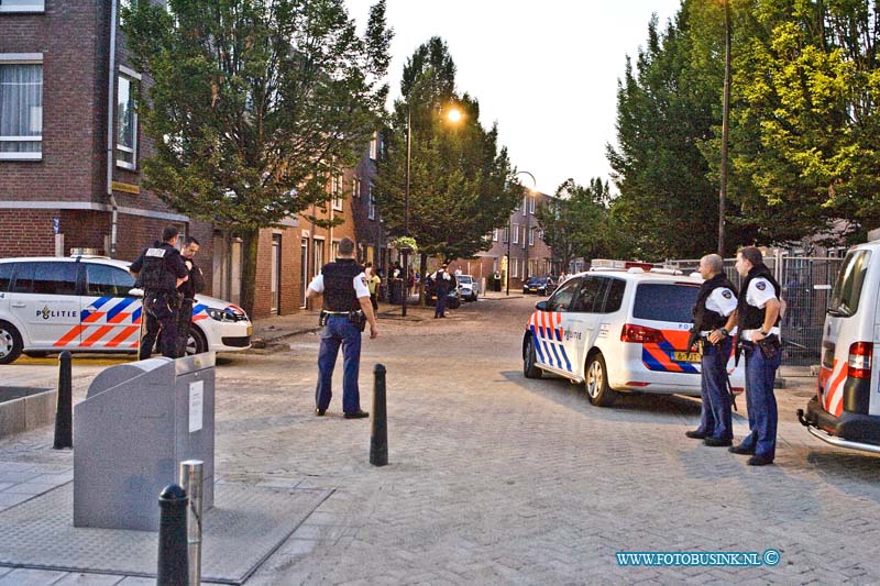 14071806.jpg - FOTOOPDRACHT:Dordrecht:17-07-2014:  Rond 22 uur vanavond werd er melding gemaakt van Schiet incident met gewonden op de lijnbaan in Dordrecht, een Ambulance en Trauma helikopter werden opgeroepen en 10 politie wagen rukte uit. Politie uitgerukt voor een melding van een schietpartij op de lijnbaan Dordrecht. Lijkt een valse melding door een verwarde man. De ambulance en trauma helikopter stonden te wachten op de groenedijk ivm met het gevaar.  Deze digitale foto blijft eigendom van FOTOPERSBURO BUSINK. Wij hanteren de voorwaarden van het N.V.F. en N.V.J. Gebruik van deze foto impliceert dat u bekend bent  en akkoord gaat met deze voorwaarden bij publicatie.EB/ETIENNE BUSINK