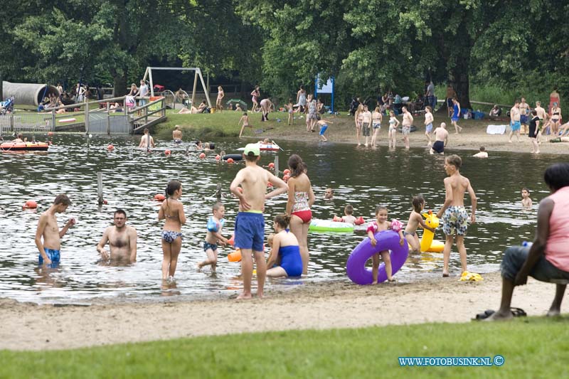 14071901.jpg - FOTOOPDRACHT:Dordrecht:19-07-:2014:Het was een drukke dag voor recreatieplas de MerwelandenDeze digitale foto blijft eigendom van FOTOPERSBURO BUSINK. Wij hanteren de voorwaarden van het N.V.F. en N.V.J. Gebruik van deze foto impliceert dat u bekend bent  en akkoord gaat met deze voorwaarden bij publicatie.EB/ETIENNE BUSINK