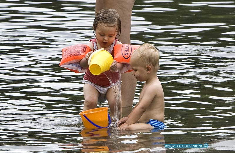 14071902.jpg - FOTOOPDRACHTDordrecht:19-07-:2014:Het was een drukke dag voor recreatieplas de MerwelandenDeze digitale foto blijft eigendom van FOTOPERSBURO BUSINK. Wij hanteren de voorwaarden van het N.V.F. en N.V.J. Gebruik van deze foto impliceert dat u bekend bent  en akkoord gaat met deze voorwaarden bij publicatie.EB/ETIENNE BUSINK