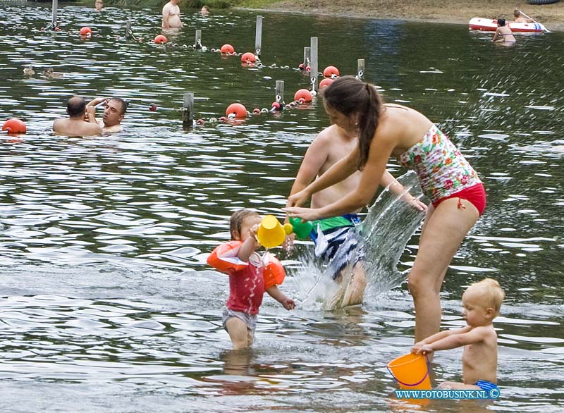 14071903.jpg - FOTOOPDRACHTDordrecht:19-07-:2014:Het was een drukke dag voor recreatieplas de MerwelandenDeze digitale foto blijft eigendom van FOTOPERSBURO BUSINK. Wij hanteren de voorwaarden van het N.V.F. en N.V.J. Gebruik van deze foto impliceert dat u bekend bent  en akkoord gaat met deze voorwaarden bij publicatie.EB/ETIENNE BUSINK