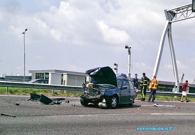 14072601.jpg - FOTOOPDRACHT:Dordrecht:2014:Bij een ongeval net buiten de drechttunnel op de RWA16 raakte enkelen mensen gewond. de Trauma helikopter en ambulance verleende hulp, de poltie sloot 2 rijbanen en een tunnelbuis af voor het verkeer. over de toedracht van het ongeval kan nog niets gezegd worden de politie stelt een onderzoek in.Deze digitale foto blijft eigendom van FOTOPERSBURO BUSINK. Wij hanteren de voorwaarden van het N.V.F. en N.V.J. Gebruik van deze foto impliceert dat u bekend bent  en akkoord gaat met deze voorwaarden bij publicatie.EB/ETIENNE BUSINK