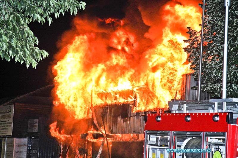 14072604.jpg - FOTOOPDRACHT:Ridderkerk:26-07-2014:Bij een uitslaande brand in bedrijfspand met een doe-het-zelf winkel en een tandartsenpraktijk waren de vlamen huizenhoog. Bij de brand die razend snel om zich heen greep raakte ook enkelen geparkeerde auto zwaar beschadig. De brandweer schaalde heel snel op naar zeer grote brand, maar kon niet voor komen dat het pand geheel afbrande. De brand ging gepaard met een forse rookontwikkeling.Deze digitale foto blijft eigendom van FOTOPERSBURO BUSINK. Wij hanteren de voorwaarden van het N.V.F. en N.V.J. Gebruik van deze foto impliceert dat u bekend bent  en akkoord gaat met deze voorwaarden bij publicatie.EB/ETIENNE BUSINK