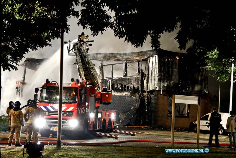 14072606.jpg - FOTOOPDRACHT:Ridderkerk:26-07-2014:Bij een uitslaande brand in bedrijfspand met een doe-het-zelf winkel en een tandartsenpraktijk waren de vlamen huizenhoog. Bij de brand die razend snel om zich heen greep raakte ook enkelen geparkeerde auto zwaar beschadig. De brandweer schaalde heel snel op naar zeer grote brand, maar kon niet voor komen dat het pand geheel afbrande. De brand ging gepaard met een forse rookontwikkeling.Deze digitale foto blijft eigendom van FOTOPERSBURO BUSINK. Wij hanteren de voorwaarden van het N.V.F. en N.V.J. Gebruik van deze foto impliceert dat u bekend bent  en akkoord gaat met deze voorwaarden bij publicatie.EB/ETIENNE BUSINK