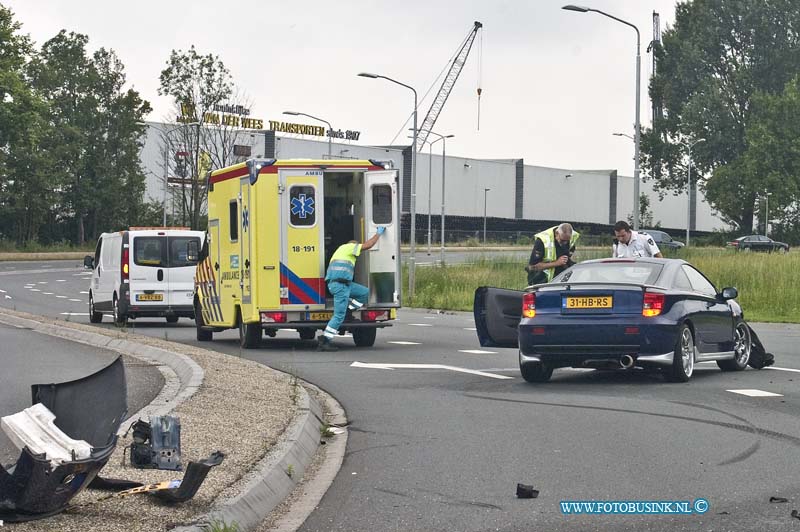 14072801.jpg - FOTOOPDRACHT:Dordrecht:28-07-2014:1 zijdige aanrijding op de Mijlweg, de bestuurder verloor de macht over het stuur en kwam tegen stoeprand, de auto raakte totaal los. De bestuurder raakt licht gewond.Deze digitale foto blijft eigendom van FOTOPERSBURO BUSINK. Wij hanteren de voorwaarden van het N.V.F. en N.V.J. Gebruik van deze foto impliceert dat u bekend bent  en akkoord gaat met deze voorwaarden bij publicatie.EB/ETIENNE BUSINK