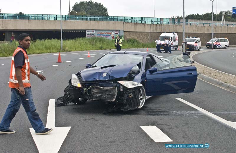 14072803.jpg - FOTOOPDRACHT:Dordrecht:28-07-2014:1 zijdige aanrijding op de Mijlweg, de bestuurder verloor de macht over het stuur en kwam tegen stoeprand, de auto raakte totaal los. De bestuurder raakt licht gewond.Deze digitale foto blijft eigendom van FOTOPERSBURO BUSINK. Wij hanteren de voorwaarden van het N.V.F. en N.V.J. Gebruik van deze foto impliceert dat u bekend bent  en akkoord gaat met deze voorwaarden bij publicatie.EB/ETIENNE BUSINK