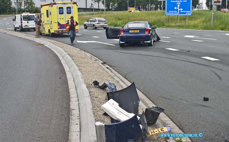 14072804.jpg - FOTOOPDRACHT:Dordrecht:28-07-2014:1 zijdige aanrijding op de Mijlweg, de bestuurder verloor de macht over het stuur en kwam tegen stoeprand, de auto raakte totaal los. De bestuurder raakt licht gewond.Deze digitale foto blijft eigendom van FOTOPERSBURO BUSINK. Wij hanteren de voorwaarden van het N.V.F. en N.V.J. Gebruik van deze foto impliceert dat u bekend bent  en akkoord gaat met deze voorwaarden bij publicatie.EB/ETIENNE BUSINK