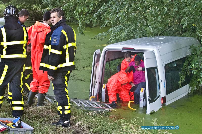 14073001.jpg - FOTOOPDRACHT:Papendrecht:30-07-2014:Op de N3 ter hoogte van Papendrecht is een invalidebus met pasagier van de weg geraakt en in de sloot geraakt. De brandweer heeft de invalide met veel moeite via de achterzijde van de bus uit het water gekregen. De bestuurder en de invalide passagier zijn afgevoerd naar ziekenhuizen.Deze digitale foto blijft eigendom van FOTOPERSBURO BUSINK. Wij hanteren de voorwaarden van het N.V.F. en N.V.J. Gebruik van deze foto impliceert dat u bekend bent  en akkoord gaat met deze voorwaarden bij publicatie.EB/ETIENNE BUSINK