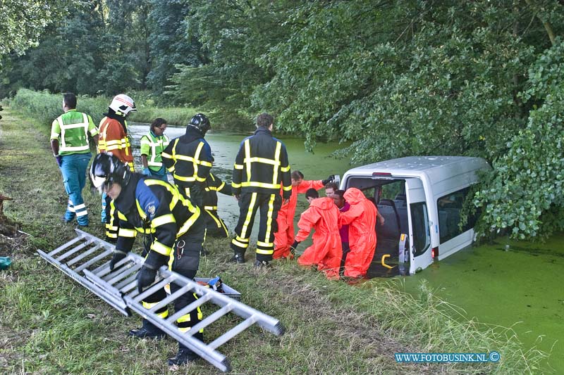 14073003.jpg - FOTOOPDRACHT:Papendrecht:30-07-2014:Op de N3 ter hoogte van Papendrecht is een invalidebus met pasagier van de weg geraakt en in de sloot geraakt. De brandweer heeft de invalide met veel moeite via de achterzijde van de bus uit het water gekregen. De bestuurder en de invalide passagier zijn afgevoerd naar ziekenhuizen.Deze digitale foto blijft eigendom van FOTOPERSBURO BUSINK. Wij hanteren de voorwaarden van het N.V.F. en N.V.J. Gebruik van deze foto impliceert dat u bekend bent  en akkoord gaat met deze voorwaarden bij publicatie.EB/ETIENNE BUSINK