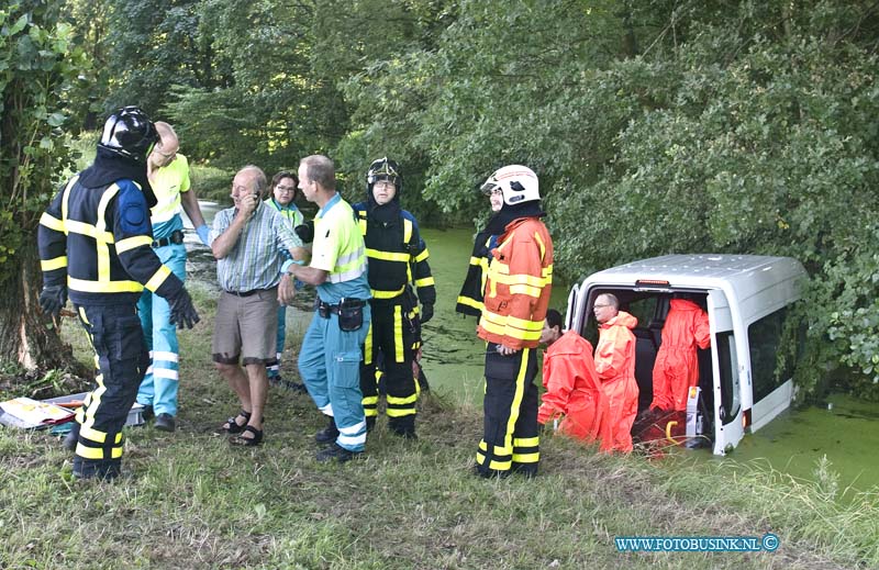 14073004.jpg - FOTOOPDRACHT:Papendrecht:30-07-2014:Op de N3 ter hoogte van Papendrecht is een invalidebus met pasagier van de weg geraakt en in de sloot geraakt. De brandweer heeft de invalide met veel moeite via de achterzijde van de bus uit het water gekregen. De bestuurder en de invalide passagier zijn afgevoerd naar ziekenhuizen.Deze digitale foto blijft eigendom van FOTOPERSBURO BUSINK. Wij hanteren de voorwaarden van het N.V.F. en N.V.J. Gebruik van deze foto impliceert dat u bekend bent  en akkoord gaat met deze voorwaarden bij publicatie.EB/ETIENNE BUSINK