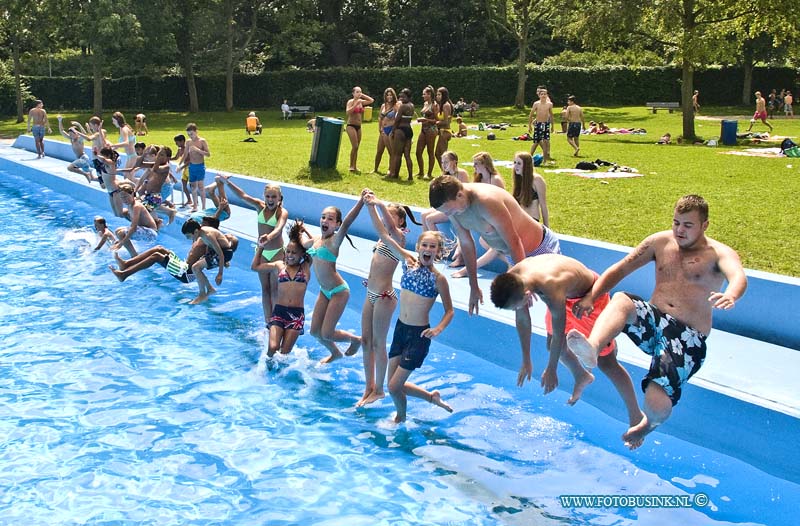 14073101.jpg - FOTOOPDRACHT:Dordrecht:31-07-2014:Het mooie weer zorgde afgelopend agen voor een redelijke drukte in het zwembad, top vol was het zeker niet, veel mensen zijn met vakantie.Deze digitale foto blijft eigendom van FOTOPERSBURO BUSINK. Wij hanteren de voorwaarden van het N.V.F. en N.V.J. Gebruik van deze foto impliceert dat u bekend bent  en akkoord gaat met deze voorwaarden bij publicatie.EB/ETIENNE BUSINK