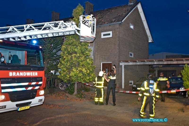 15060101.jpg - ZWIJNDRECHT - 01 juni 2015 Een verwarde man heeft in zijn huis aan de Pieter Zeemanstraat een explosie veroorzaakt. Vele dakpannen kwamen daar door naar beneden en de pui van het huis is beschadigd geraakt door de enorme klap. De manelijke bewoners is aangehouden. Op dat moment waren meerdere mensen in het huis, zijn dochter en zoon en zijn vrouw konden veilig naar buiten komen. Er liggen waarschijnlijk nog meer explosieven in het huis. De Explosieven dienst van de politie doet onderzoek. Uit voorzorg is in de buurt een aantal huizen ontruimd. Deze digitale foto blijft eigendom van FOTOPERSBURO BUSINK. Wij hanteren de voorwaarden van het N.V.F. en N.V.J. Gebruik van deze foto impliceert dat u bekend bent  en akkoord gaat met deze voorwaarden bij publicatie.EB/ETIENNE BUSINK