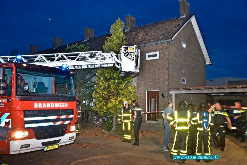 15060102.jpg - ZWIJNDRECHT - 01-juni 2015 exsplosie in woonhuis. Diverse gewonden Pieter ZeemanstraatDeze digitale foto blijft eigendom van FOTOPERSBURO BUSINK. Wij hanteren de voorwaarden van het N.V.F. en N.V.J. Gebruik van deze foto impliceert dat u bekend bent  en akkoord gaat met deze voorwaarden bij publicatie.EB/ETIENNE BUSINK