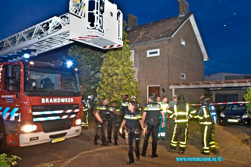 15060103.jpg - ZWIJNDRECHT - 01-juni 2015 exsplosie in woonhuis. Diverse gewonden Pieter ZeemanstraatDeze digitale foto blijft eigendom van FOTOPERSBURO BUSINK. Wij hanteren de voorwaarden van het N.V.F. en N.V.J. Gebruik van deze foto impliceert dat u bekend bent  en akkoord gaat met deze voorwaarden bij publicatie.EB/ETIENNE BUSINK